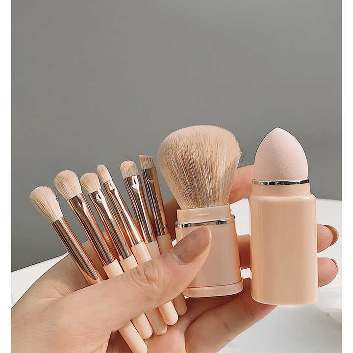 NNEDSZ Green 8-in-1 Retractable Mini Makeup Brush Set with Protective Cover - Compact Design for Travel and On-the-Go Touchups